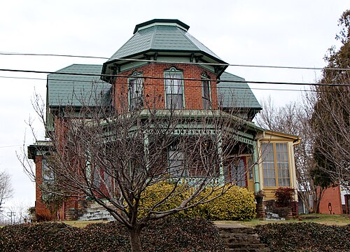 住宅、ウェスト・メインストリート314番地。1860年代後半頃に建てられ、イタリア様式とクイーン・アン様式の影響を受けている。