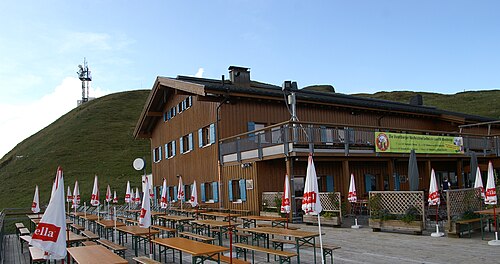 ブレゲンツの森のショッペルナウにあるディーダムスコップ山岳鉄道の山岳駅とレストラン