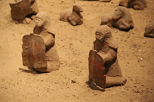 鎧のフードを被った、板状鎧を身に着けた漢王朝の兵士たち