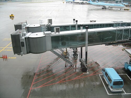 韓国の仁川空港のジェットブリッジの外側のガントリーと駆動輪に注目してください