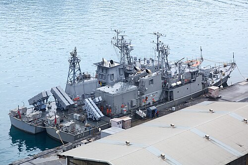 台湾基隆に停泊する青江級潜水艦2隻。右側の艦は雄風IIを装備している。