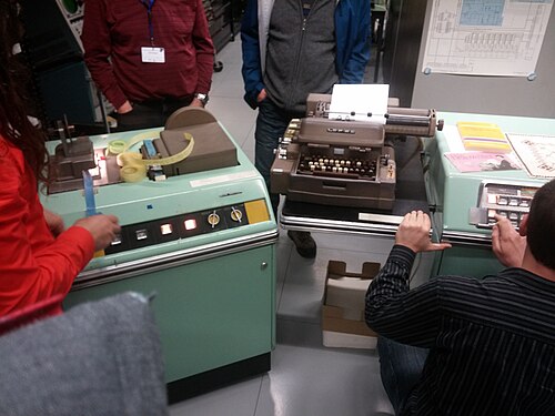 この1956年製のLGP-30は、データとプログラムの保存に紙テープを使用していた。