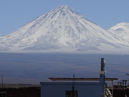 サンペドロ・デ・アタカマから見たリカンカブール火山