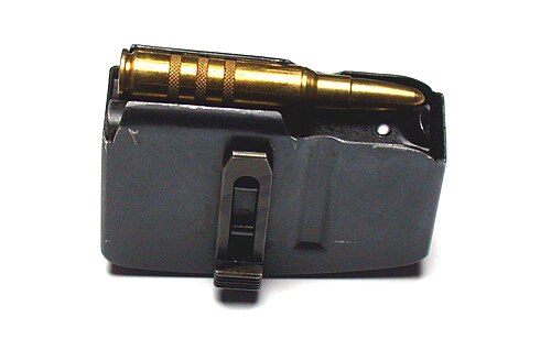 不活性 7.5×55mm スイス製トレーニング カートリッジを装填した K31 ボックス マガジン。