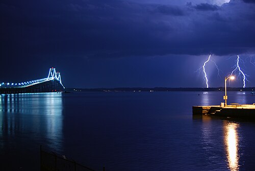 雷雨の中の橋