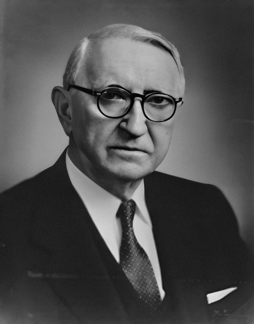 ウォルター F. ジョージ '01、アメリカ合衆国上院議員、1922–1957 年、臨時会長、1955–1957 年、マーサー法科大学院の名の由来。