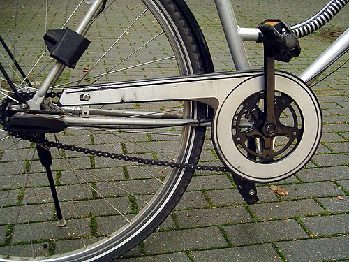 ヨーロッパのシティバイクの部分的に閉じたチェーン