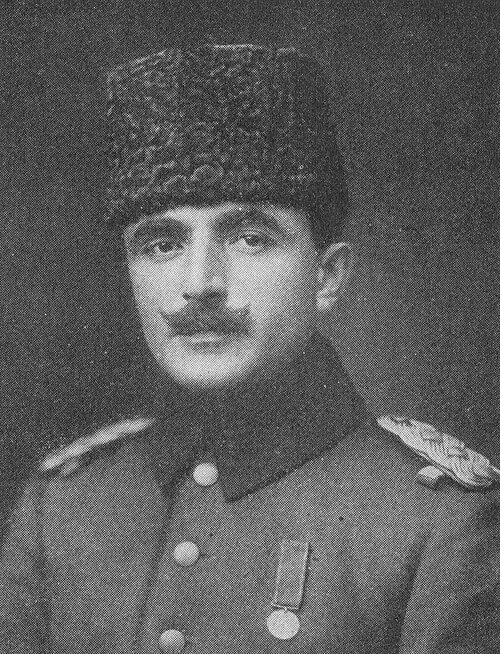 トルコのカルパクを身に着けたエンヴェル・パシャ