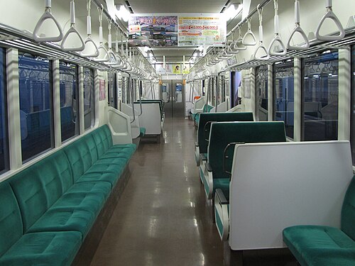 KuMoHa 701-5002の内部写真。縦方向と横方向の座席配置が混在している。