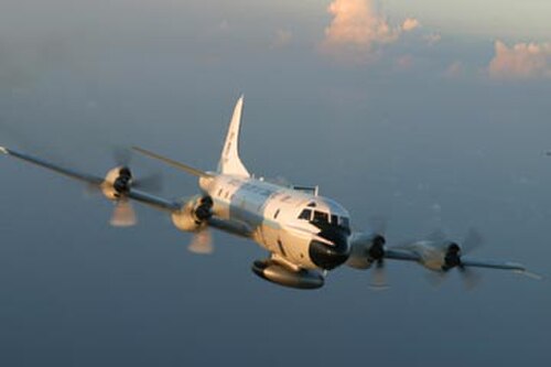 飛行中のWP-3Dオリオン気象偵察機。