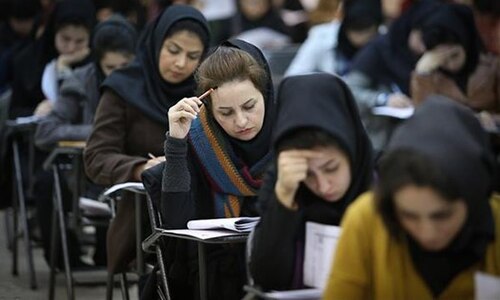 大学入学試験コンクールを受験する女性たち