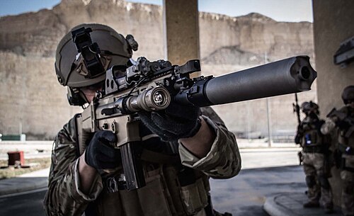 サプレッサー付きのSCAR-Lを装備したベルギー特殊部隊兵士