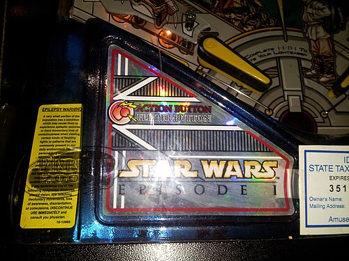 『スター・ウォーズ エピソード1』のピンボールマシンに表示されている、てんかん発作に関する警告表示。