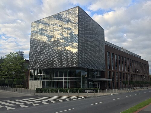 大きな窓のあるモダンな建物
