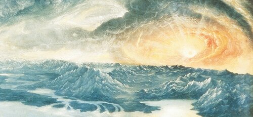 青みがかった山々と水面の上の燃えるような太陽