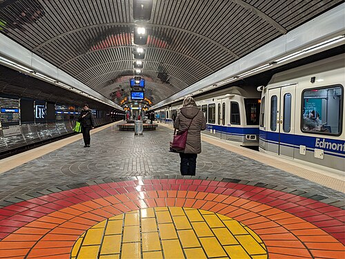 カナダのエドモントンにある地下ライトレール駅。北米初のライトレールシステムの一部。