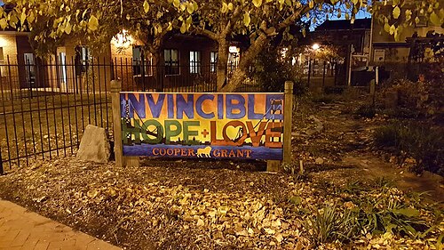 カムデンのクーパー・グラント地区近くにある、市の非公式スローガン「無敵の街」を掲げたコミュニティ看板