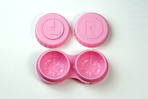 レンズが開いたタイプのケースです。レンズキャップには左右を示す「L」と「R」の文字が刻印されています。ケース本体は眼鏡の形をしており、レンズをはめ込むための穴が2つ開いています。