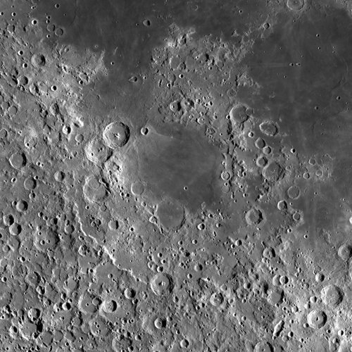 マレ・ネクタリス盆地（LRO画像モザイク）。アルタイ山は左下の細い明るい筋として見える。