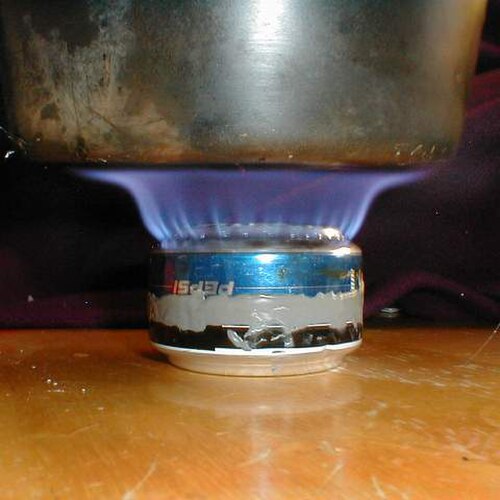 飲料缶ストーブ。分かりやすくするために鍋置きは省略しています。