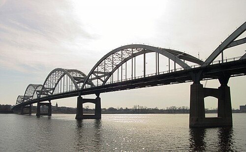広い川を渡る大きなアーチ橋