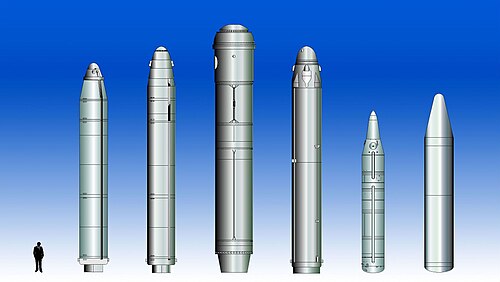 ロシアと中国のSLBM（潜水艦発射弾道ミサイル）の一部。左から右へ：R-29 Vysota（SS-N-8）、R-29R（SS-N-18）、R-39（SS-N-20）、R-29RM（SS-N-23）、JL-1、JL-2