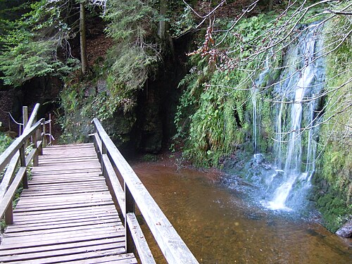上流の滝と貯水池