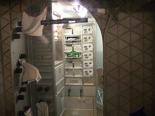 国立航空宇宙博物館にある予備のスカイラブに搭載されている廃棄物処理装置。