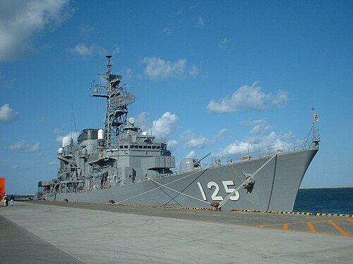 港に停泊中の護衛艦さわゆき