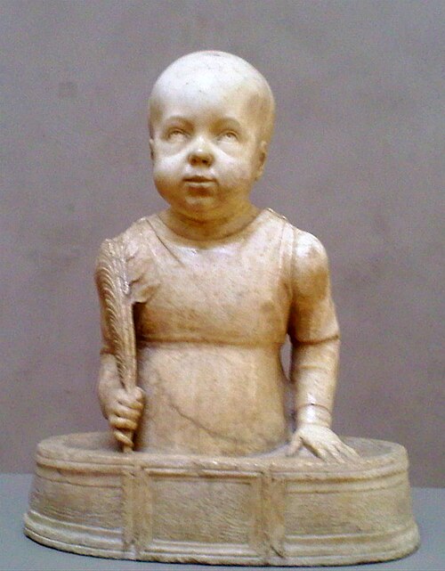 小さな浴槽に立ってヤシの枝を持っている、禿げ頭の幼児の聖キュリコスの彫刻