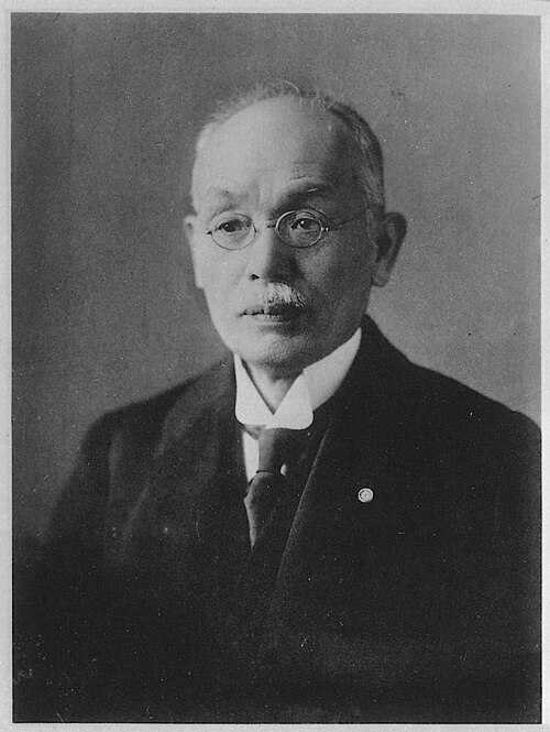 左を向いた日本人男性の白黒写真