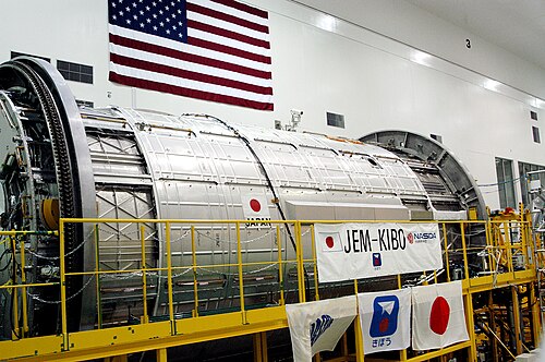 製造作業台に設置されたきぼうのメインモジュール（2003年頃）