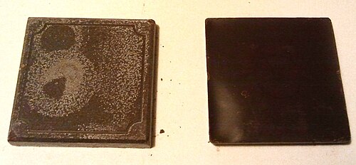 チョコレート2枚。左の四角には白っぽいコーティングが施されている