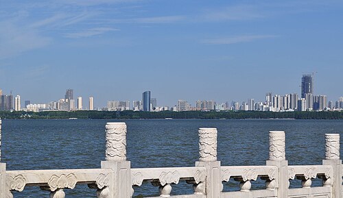 武昌を見下ろす東湖