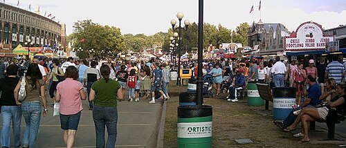 2006年、グランドスタンドと多様産業ビルの間にあるグランドコンコースを歩く複数の人々。