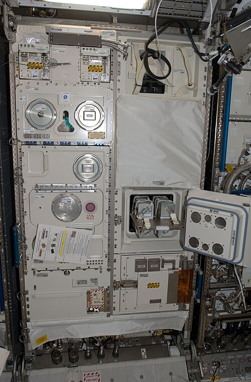 NASA画像：ISS018E012153 - コロンバスモジュール内のバイオラボ施設。第18次長期滞在ミッション中に撮影された画像。