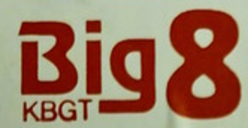 Revue に設定された「Big 8」という文字は、サンセリフで表示され、「Big」の最初の 2 文字の下に「KBG T」が隠れています。