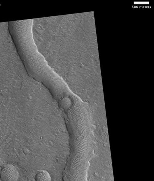HiRISE から見たヒパニス渓谷。スケール バーの長さは 500 メートルです。