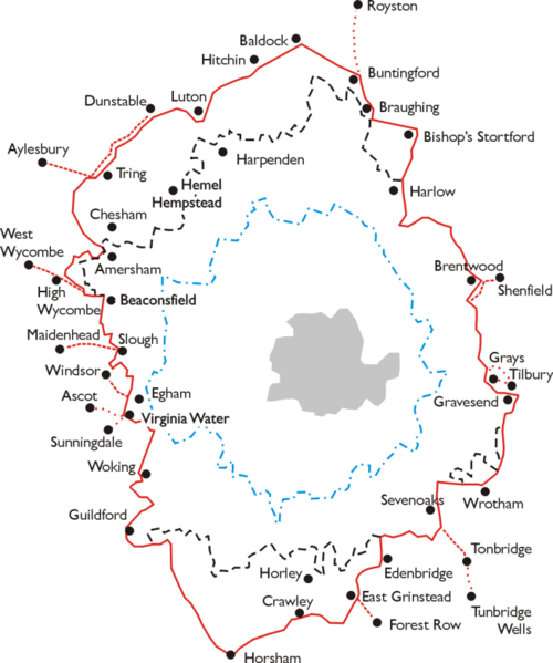 ロンドン周辺の概略図。一連の同心円状のギザギザの線がさまざまな地域を表しています。最も外側にある赤いリングは、ロンドン交通局が交通サービスを統制していた地域です。この中には、黒い破線 (独占権の地域)、青い破線 (ロンドン警視庁管区)、灰色の網掛けの地域 (ロンドン州) があります。赤いリングの周囲の町の名前は、その範囲を示しています。