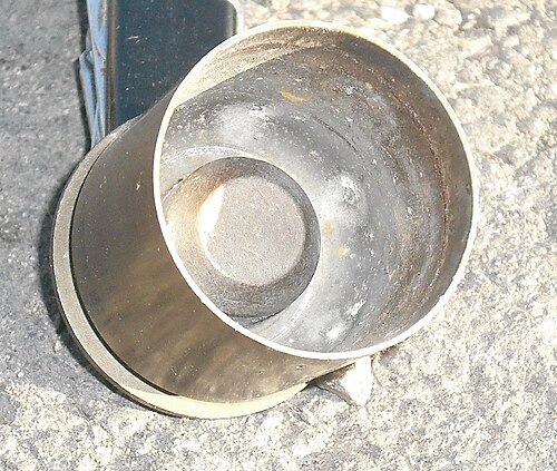 40mm手榴弾の使用済み薬莢の内部図。高圧・低圧システムのための内部圧力室が示されている。