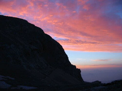 スロベニアの山々、トリグラウ湖渓谷付近に広がる夕焼け