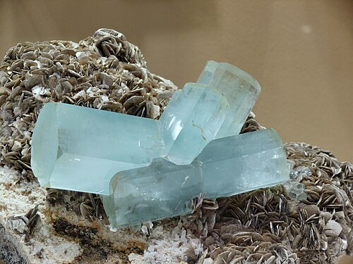白雲母上のアクアマリン結晶