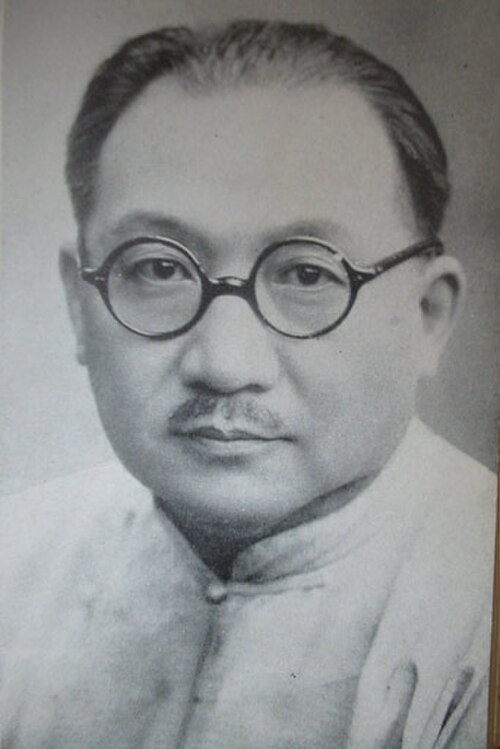 唐装を着た中国人男性
