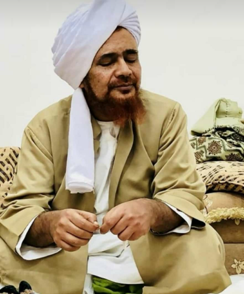 イスラム教徒のターバンをかぶったハビブ・ウマル・ビン・ハフィズ。