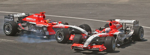レースカーのフロントが他のレースカーの側面に衝突する