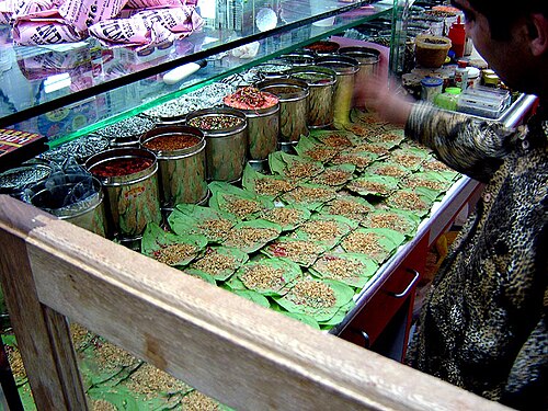 インド料理店でパーンを作っている店主