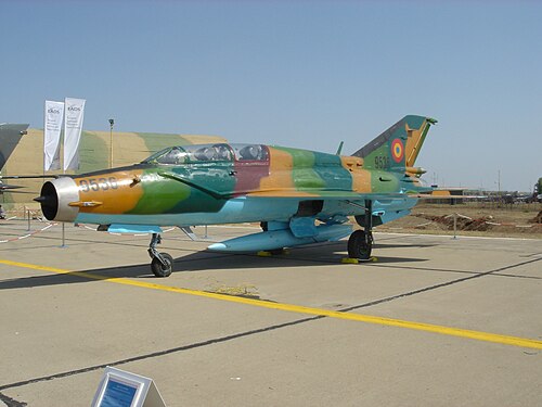 2005 年アークエンジェル航空ショーにおける第 951 戦闘飛行隊の MiG-21 LanceR B。