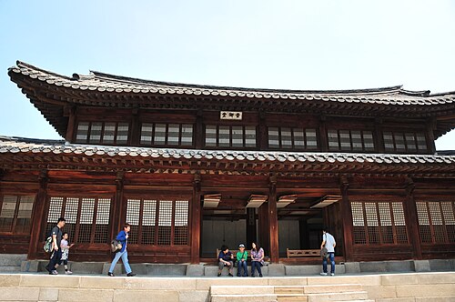 釈迦堂は徳寿宮の民家風に建てられた2階建ての建物です。