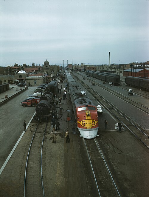 1943年3月、アルバカーキの駅で整備を受けているサンタフェ鉄道の流線型列車「スーパーチーフ」。