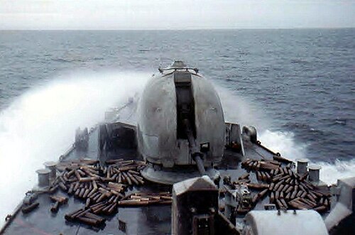 フォークランド紛争中の HMS カーディフの Mod 0 砲から発射された使用済みの砲弾。右下隅には、摩耗したシー ダート ランチャーの上部も見えます。